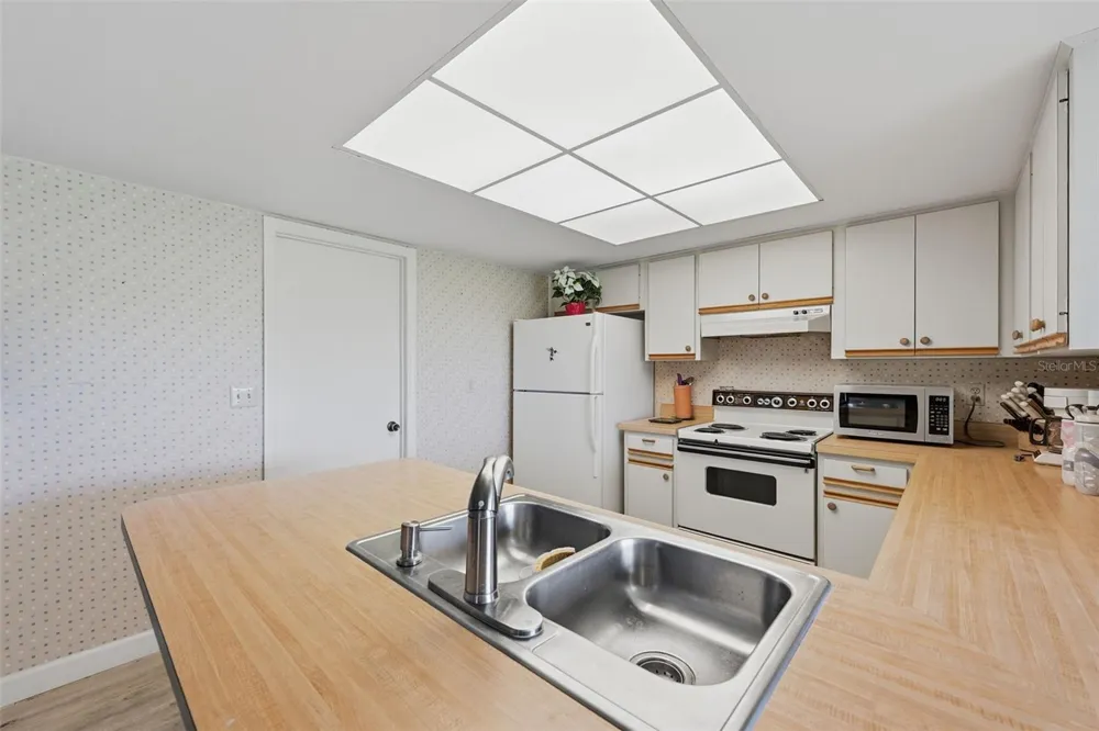 2118 HARLESTON PLACE #212 Sun City Center, FL 33573
