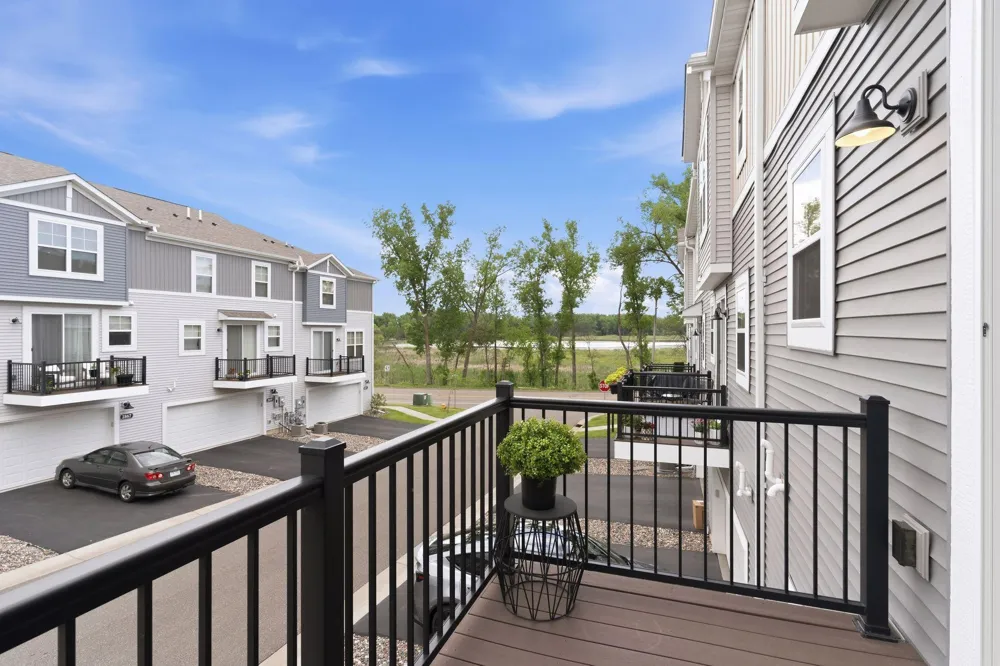 2864 Lexington Place Roseville, MN 55113