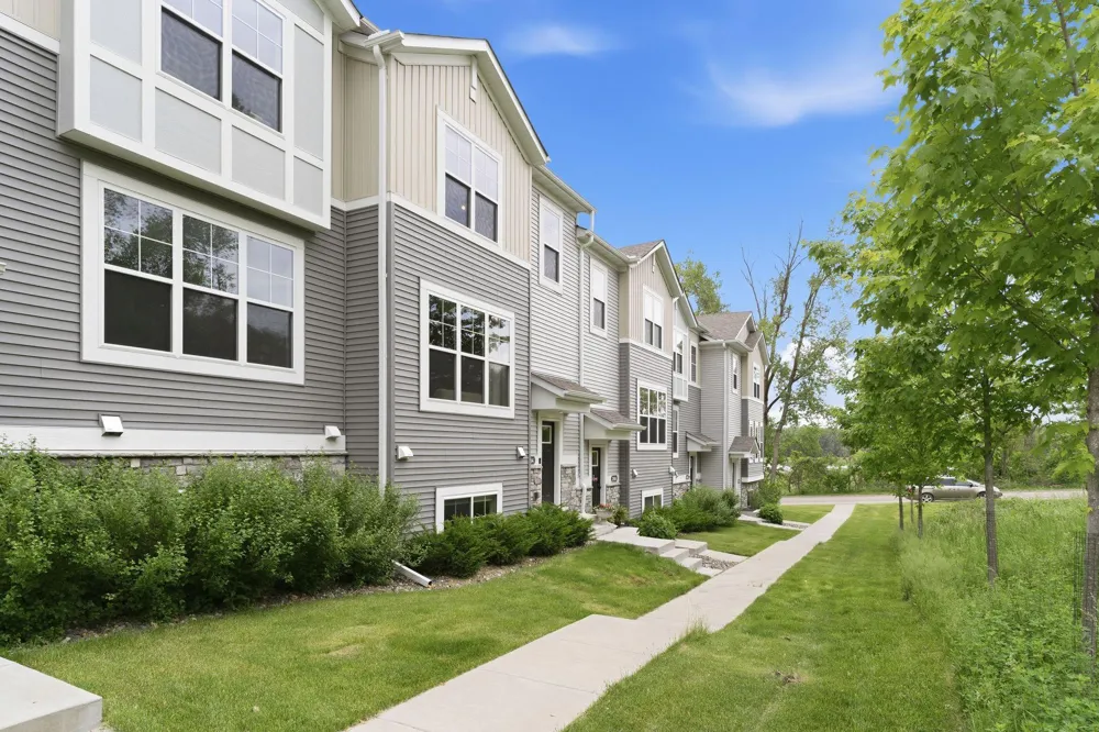 2864 Lexington Place Roseville, MN 55113