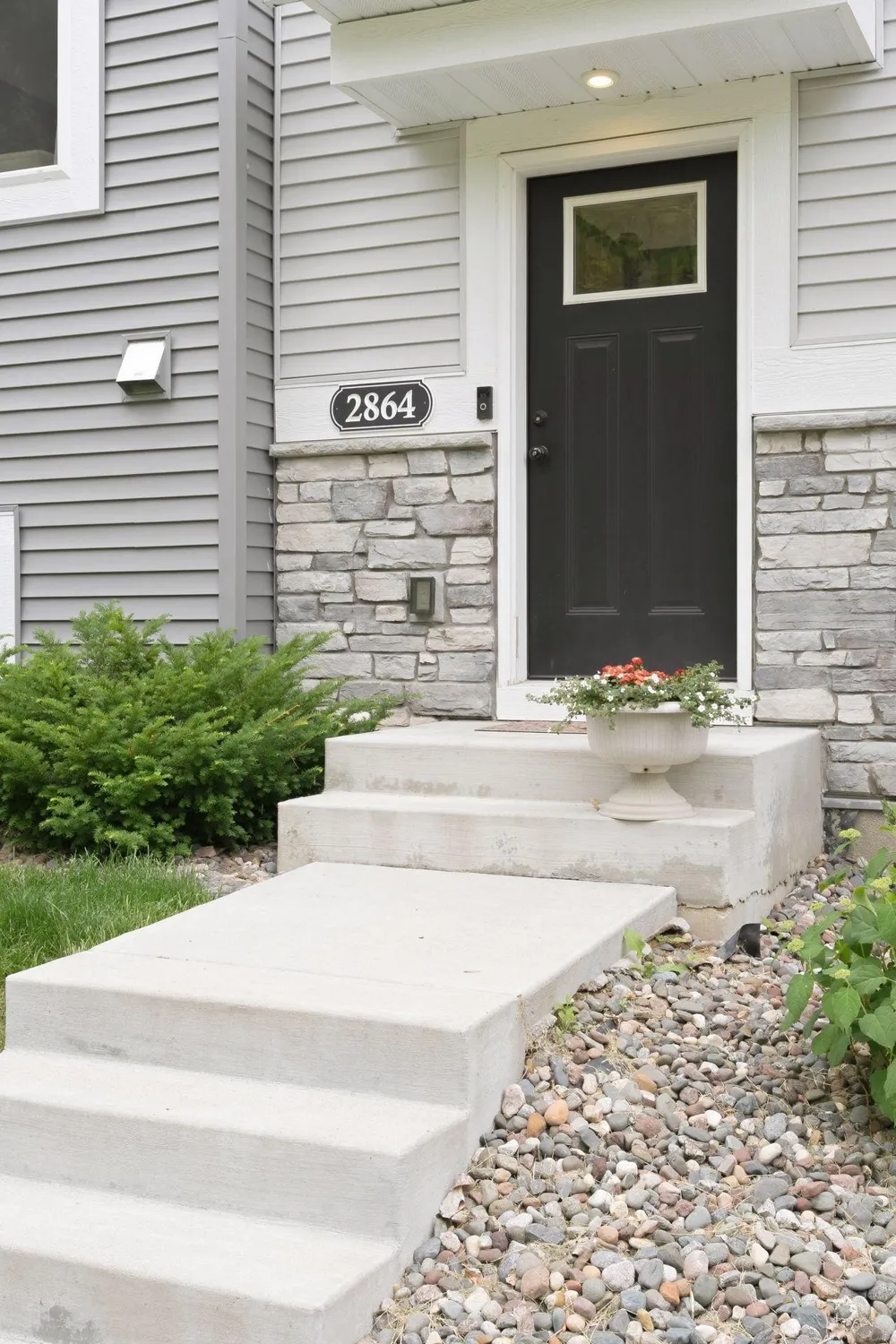 2864 Lexington Place Roseville, MN 55113