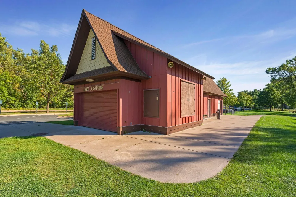 2864 Lexington Place Roseville, MN 55113