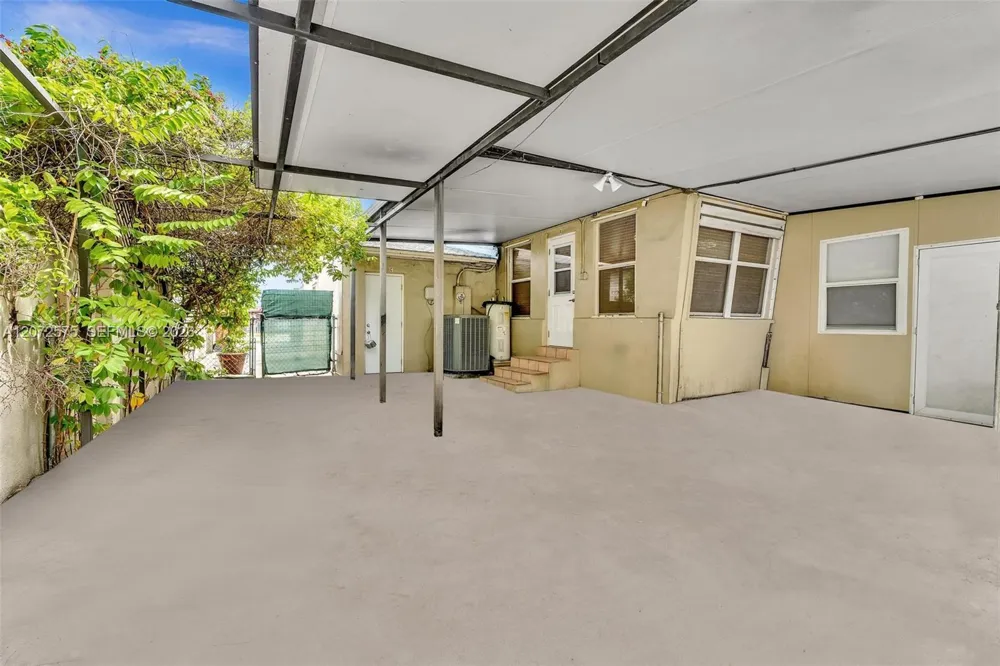 340 W 55th St Hialeah, FL 33012