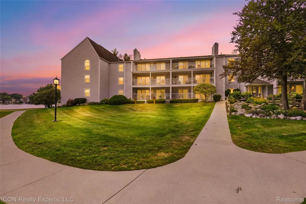 3559 Port Cove Drive #27 Waterford Charter Township, MI 48328