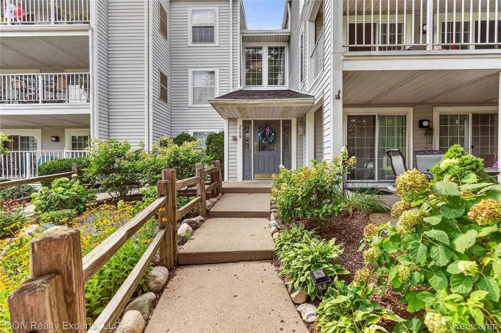 3559 Port Cove Drive #27 Waterford Charter Township, MI 48328