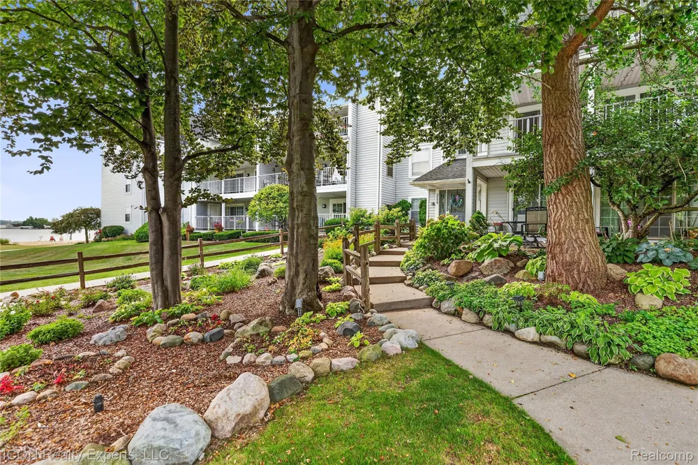 3559 Port Cove Drive #27 Waterford Charter Township, MI 48328