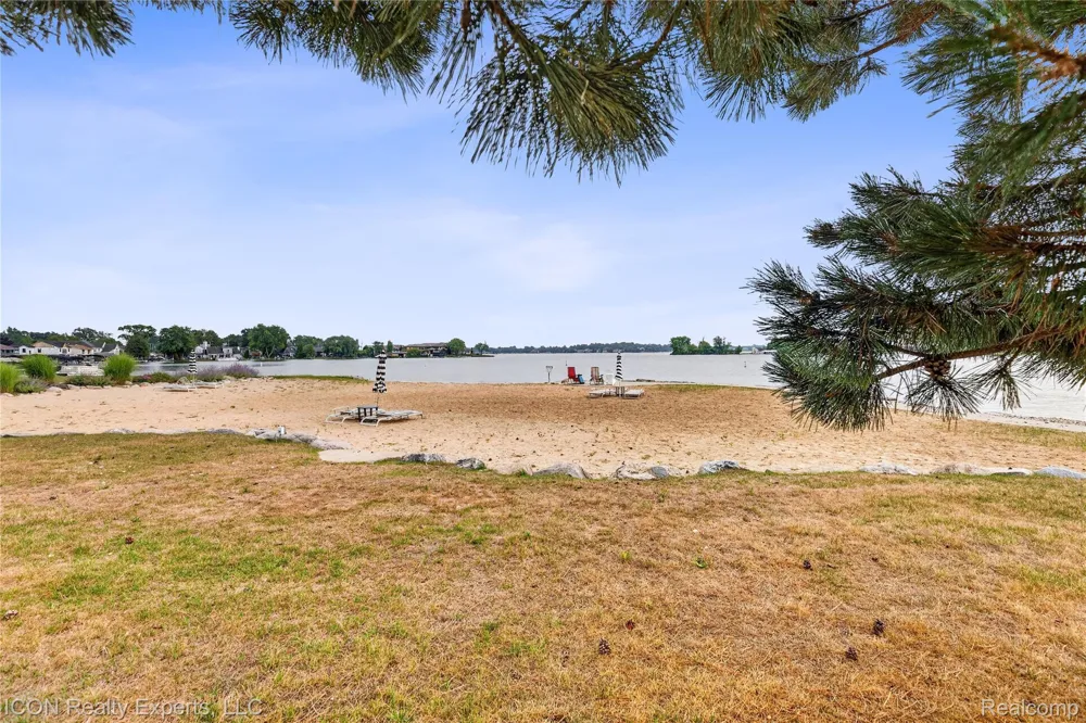 3559 Port Cove Drive #27 Waterford Charter Township, MI 48328