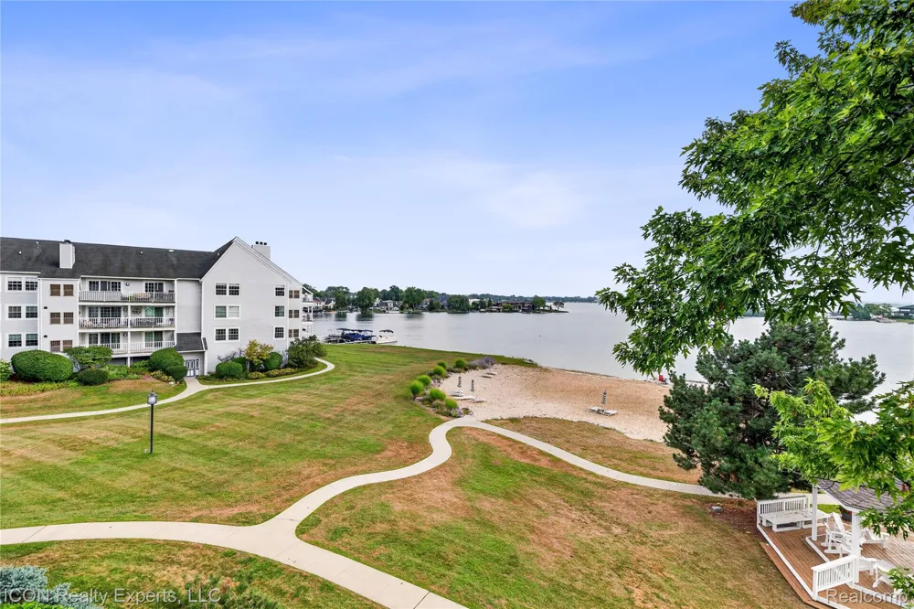 3559 Port Cove Drive #27 Waterford Charter Township, MI 48328