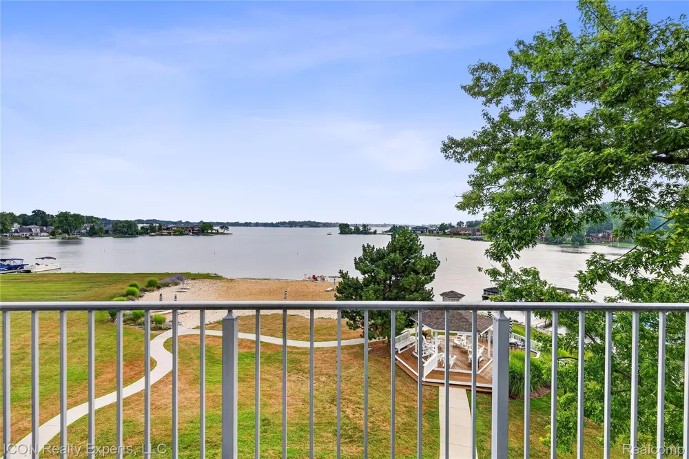 3559 Port Cove Drive #27 Waterford Charter Township, MI 48328