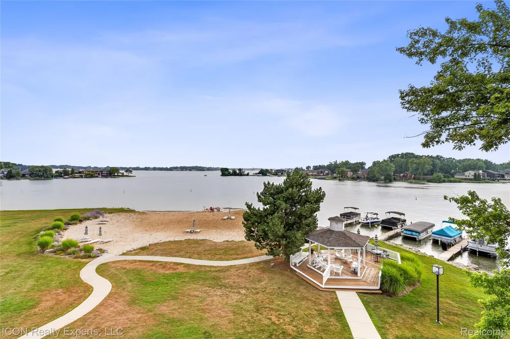 3559 Port Cove Drive #27 Waterford Charter Township, MI 48328