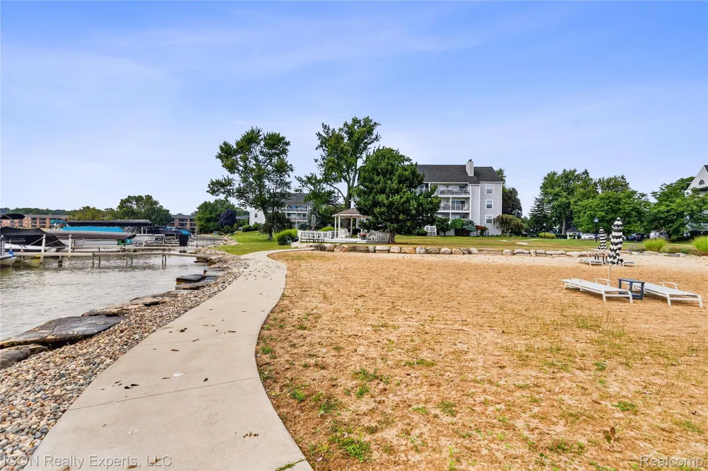 3559 Port Cove Drive #27 Waterford Charter Township, MI 48328