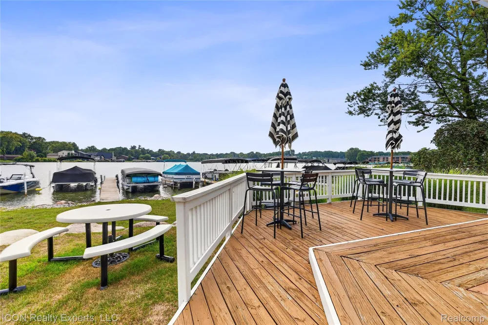 3559 Port Cove Drive #27 Waterford Charter Township, MI 48328