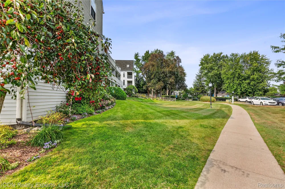 3559 Port Cove Drive #27 Waterford Charter Township, MI 48328