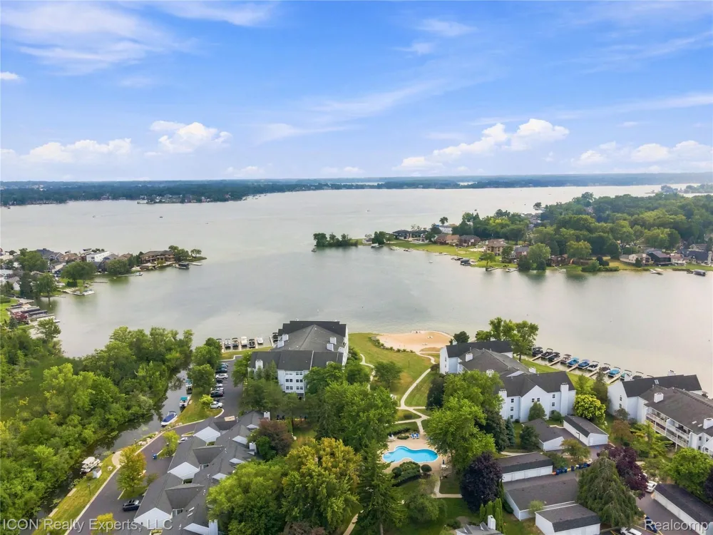 3559 Port Cove Drive #27 Waterford Charter Township, MI 48328