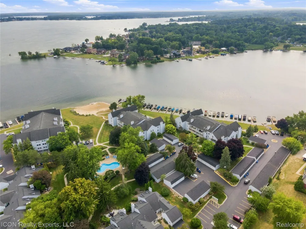 3559 Port Cove Drive #27 Waterford Charter Township, MI 48328