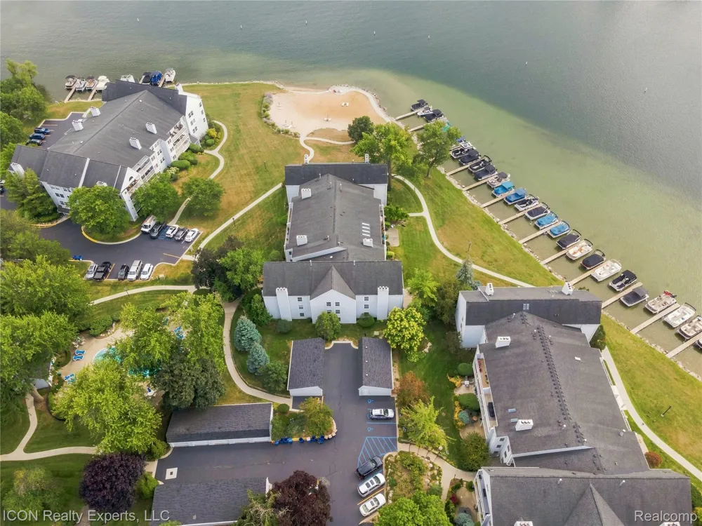 3559 Port Cove Drive #27 Waterford Charter Township, MI 48328