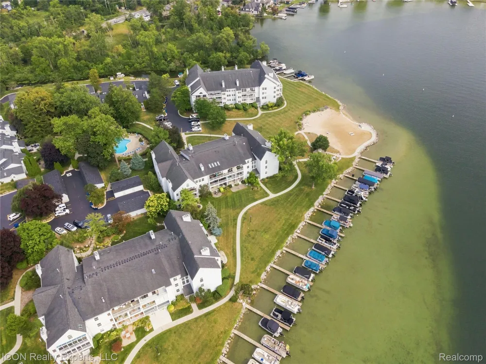 3559 Port Cove Drive #27 Waterford Charter Township, MI 48328