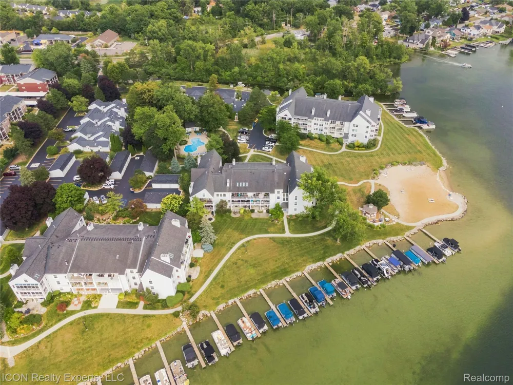 3559 Port Cove Drive #27 Waterford Charter Township, MI 48328