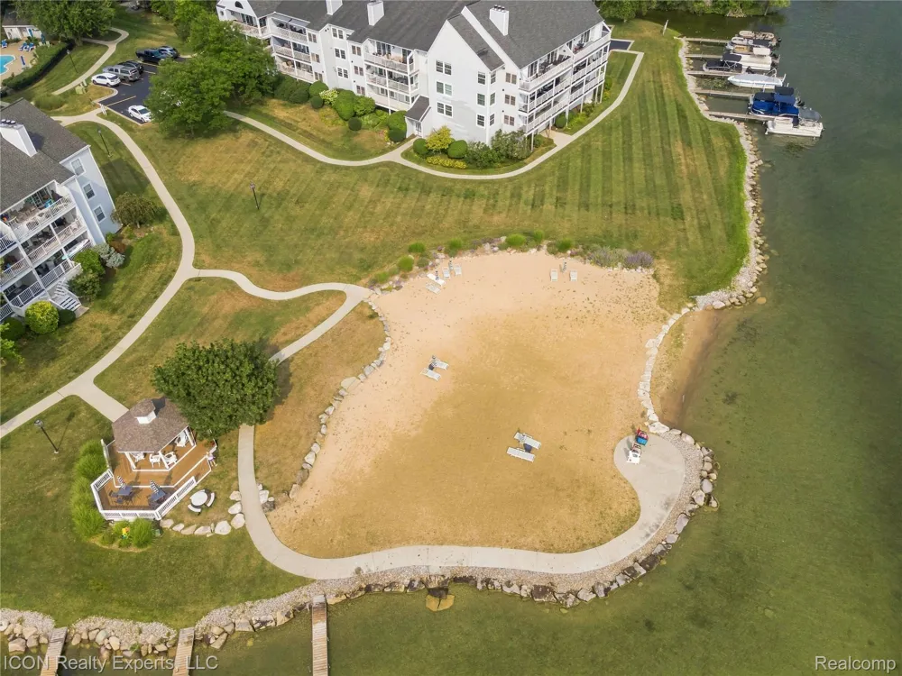 3559 Port Cove Drive #27 Waterford Charter Township, MI 48328