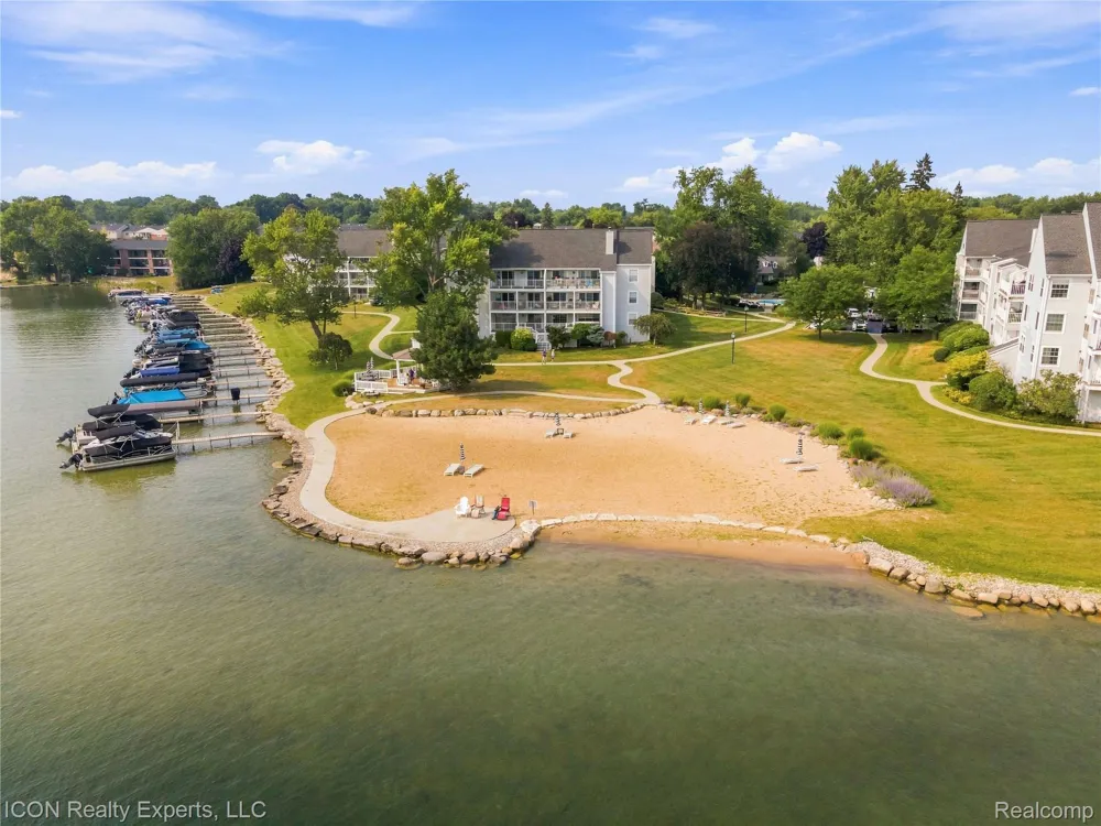 3559 Port Cove Drive #27 Waterford Charter Township, MI 48328