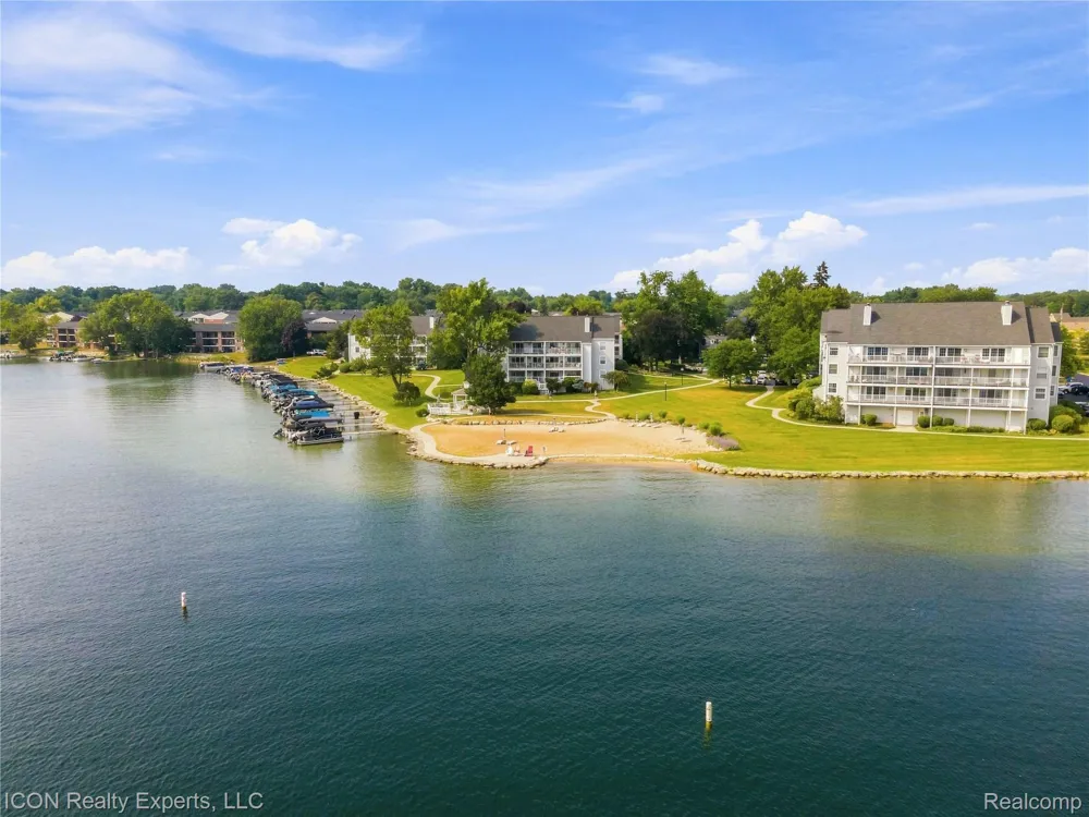 3559 Port Cove Drive #27 Waterford Charter Township, MI 48328