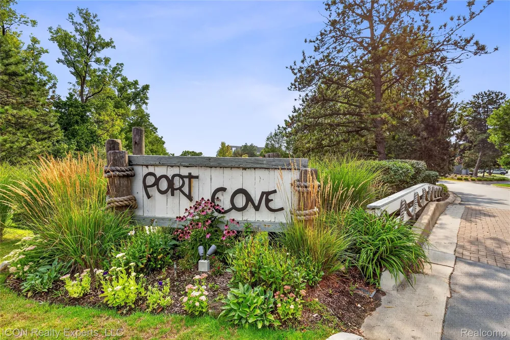 3559 Port Cove Drive #27 Waterford Charter Township, MI 48328