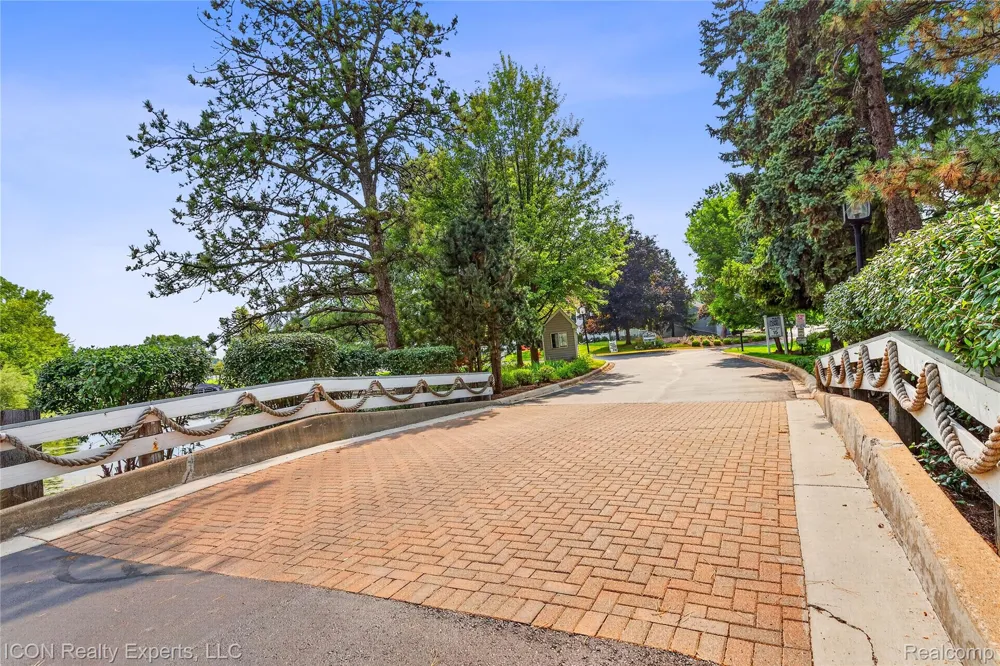 3559 Port Cove Drive #27 Waterford Charter Township, MI 48328