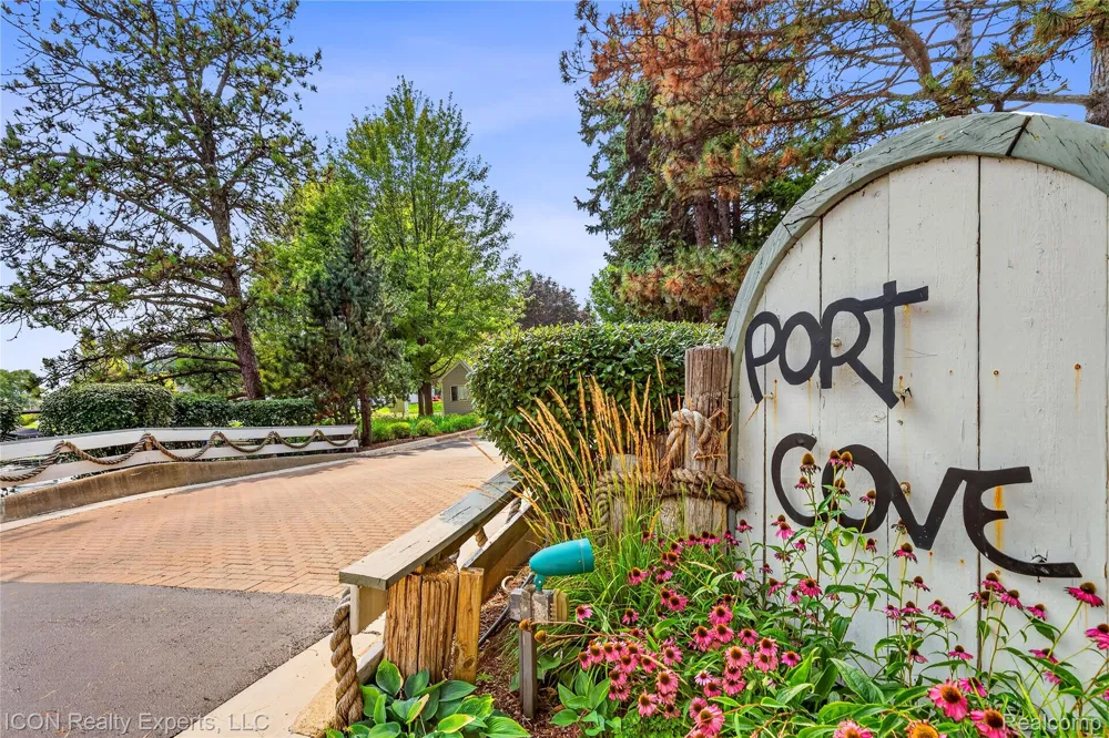 3559 Port Cove Drive #27 Waterford Charter Township, MI 48328
