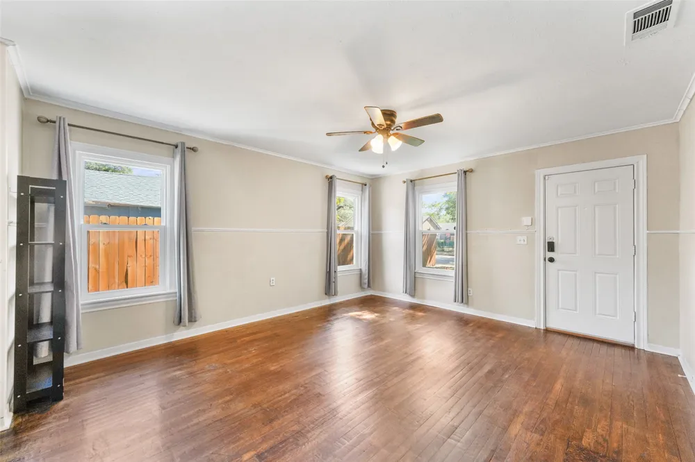 1121 Hudgins Avenue Fort Worth, TX 76111