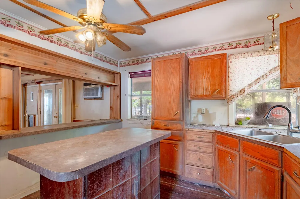 8 Creek Road Huntsville, TX 77320