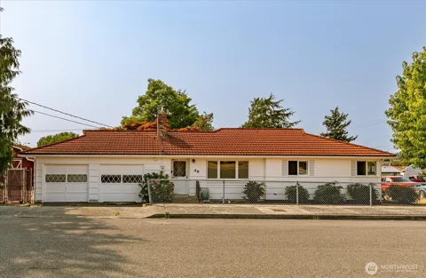 49 SE Pasek Street