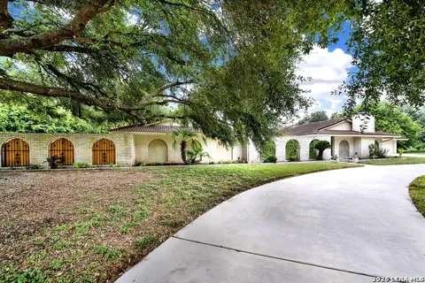 5 AUGUSTA DR