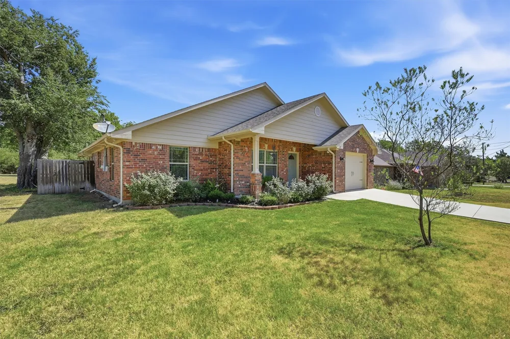 305 E Bonham Tom Bean, TX 75489
