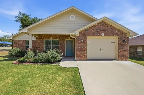 305 E Bonham