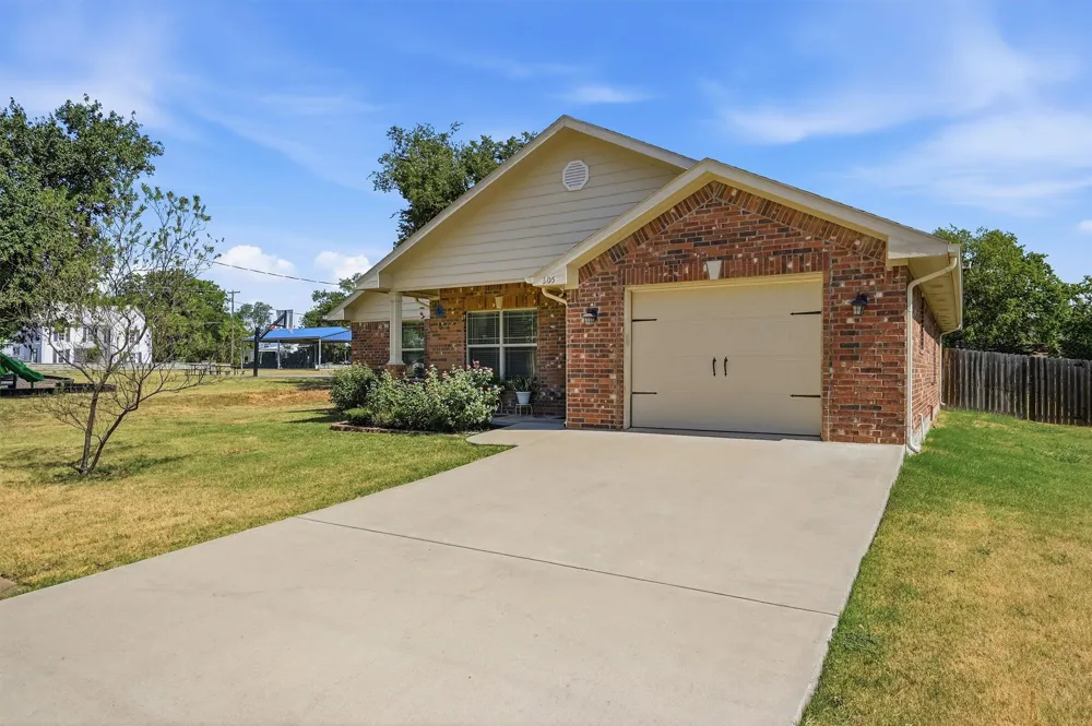 305 E Bonham Tom Bean, TX 75489