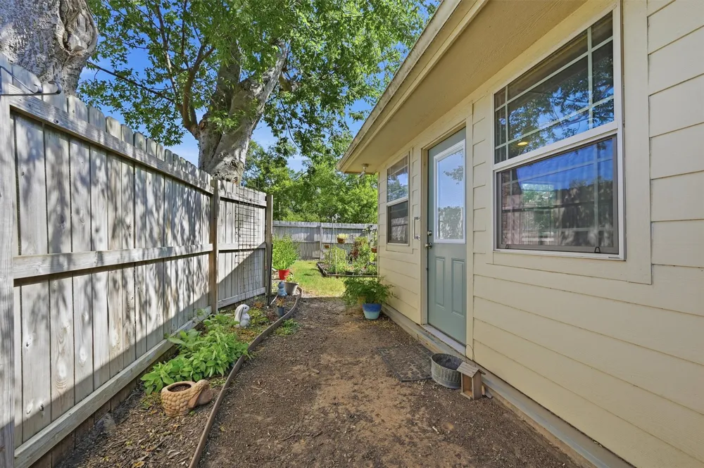 305 E Bonham Tom Bean, TX 75489