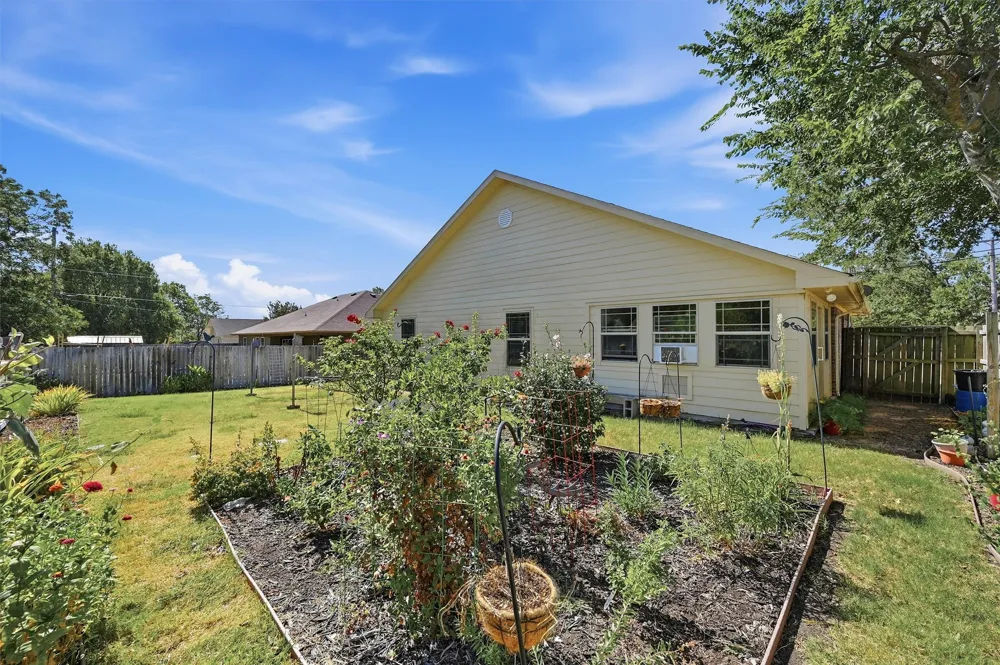 305 E Bonham Tom Bean, TX 75489