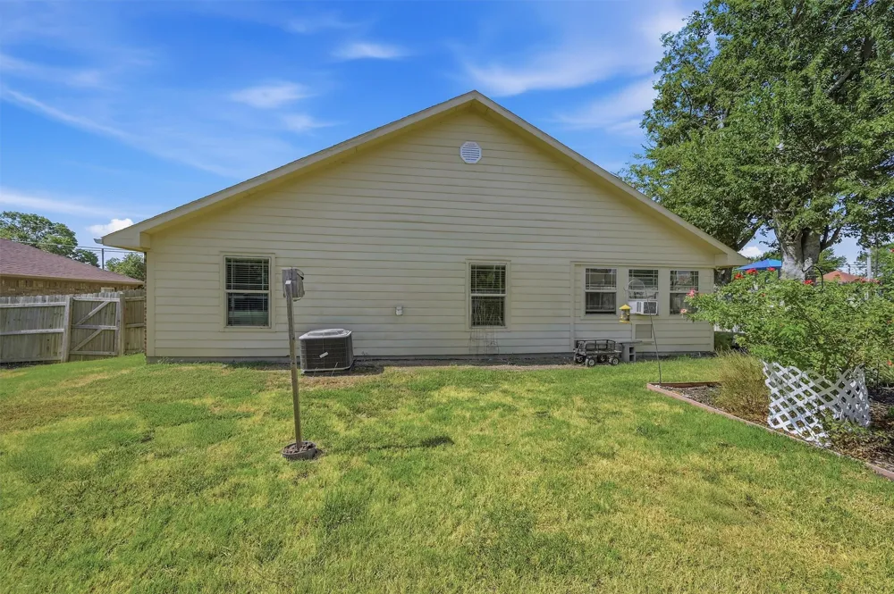 305 E Bonham Tom Bean, TX 75489