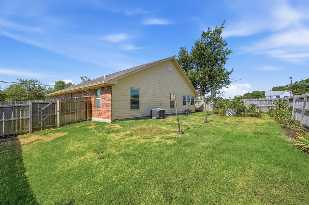 305 E Bonham Tom Bean, TX 75489