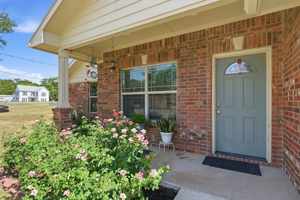 305 E Bonham Tom Bean, TX 75489