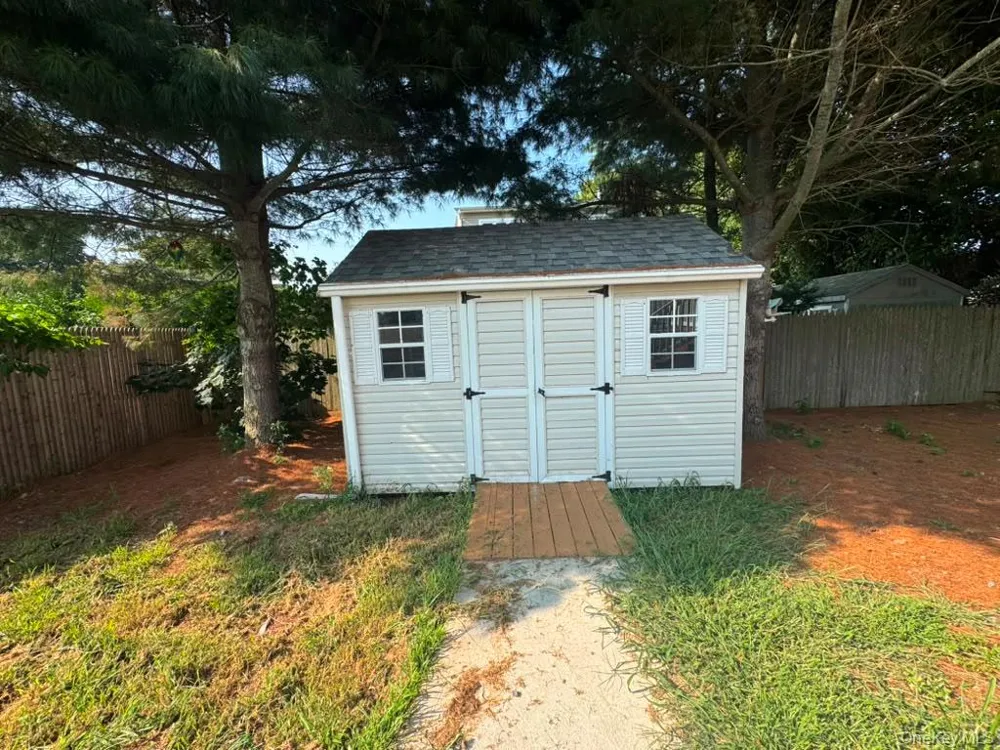 39 Seymour Drive Shirley, NY 11967