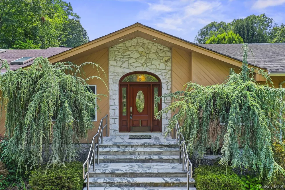 22 Penn Drive Dix Hills, NY 11746