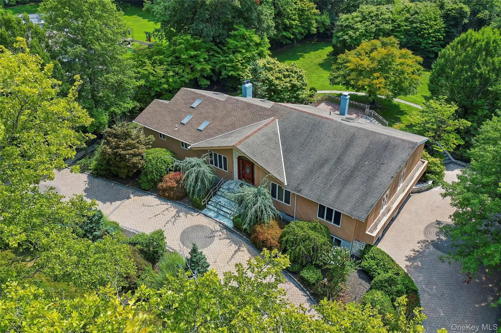 22 Penn Drive Dix Hills, NY 11746