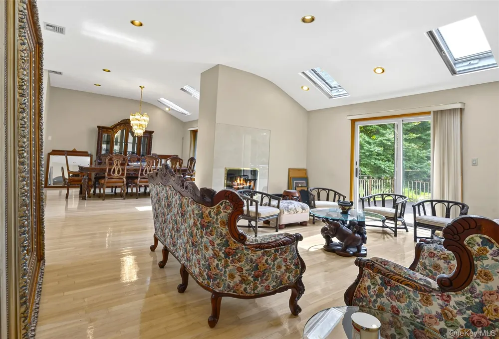 22 Penn Drive Dix Hills, NY 11746
