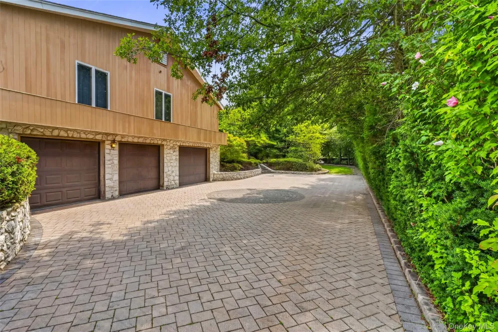 22 Penn Drive Dix Hills, NY 11746