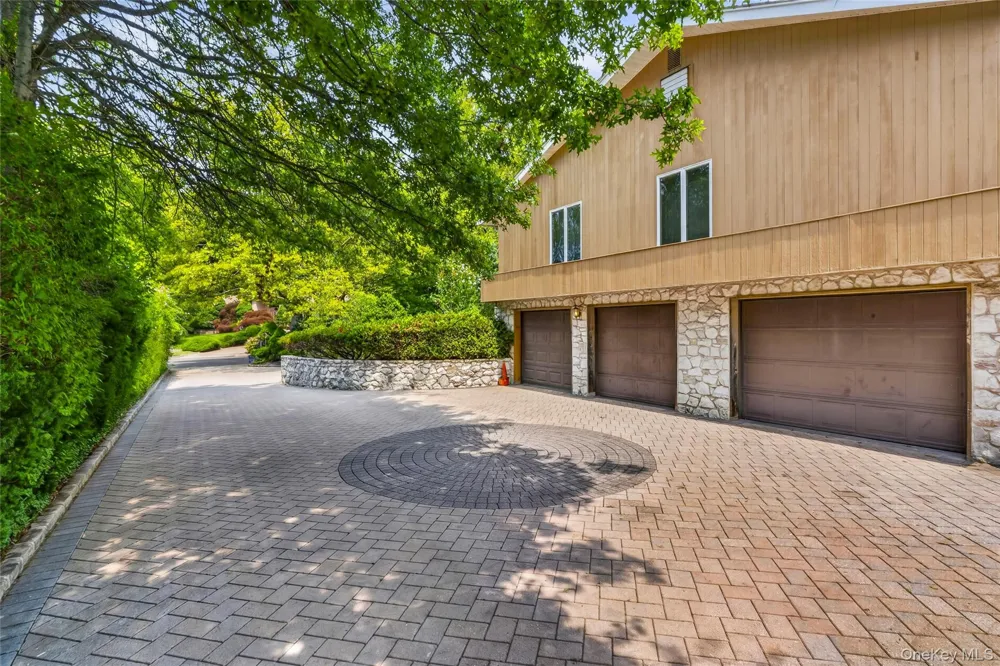 22 Penn Drive Dix Hills, NY 11746