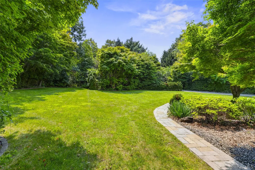 22 Penn Drive Dix Hills, NY 11746