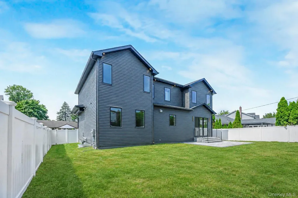 7 Rosewood Place Plainview, NY 11803