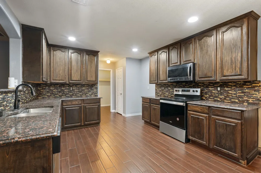 204 Rosewood Court Red Oak, TX 75154