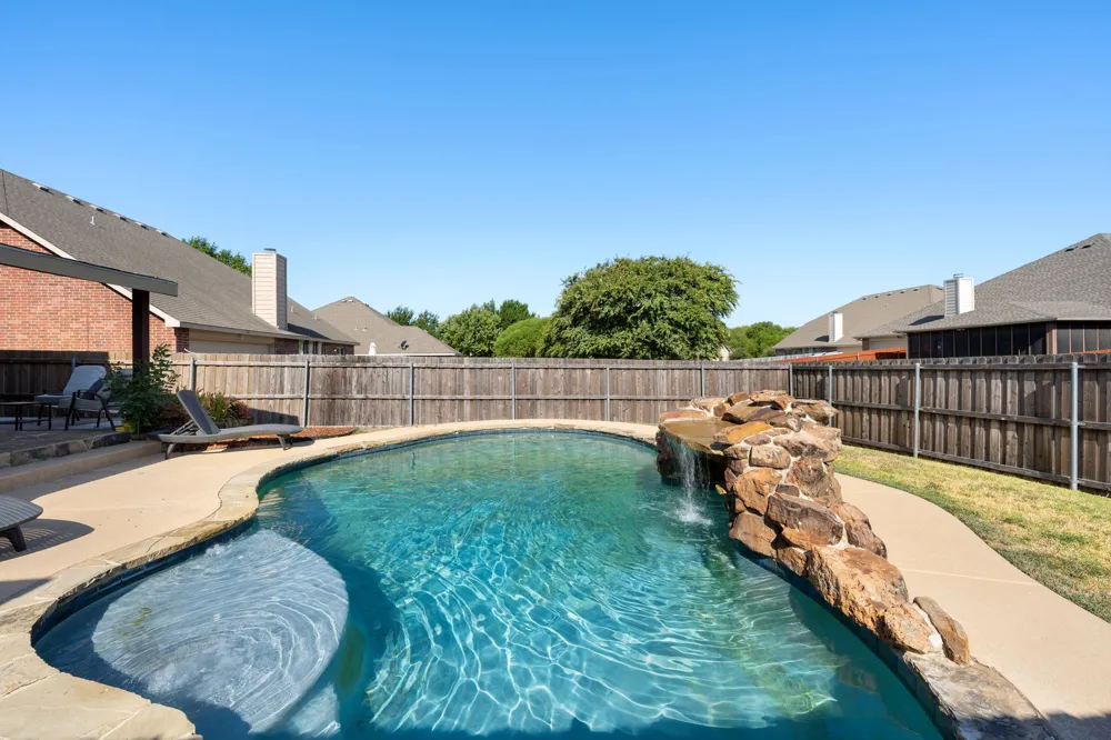 204 Rosewood Court Red Oak, TX 75154