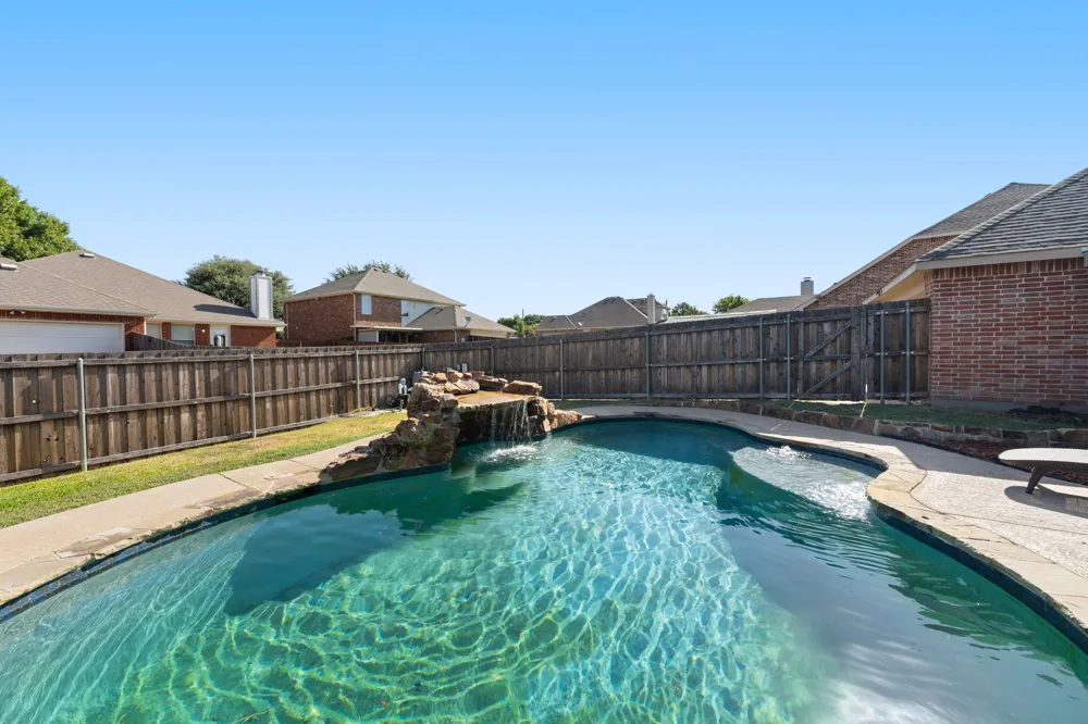 204 Rosewood Court Red Oak, TX 75154